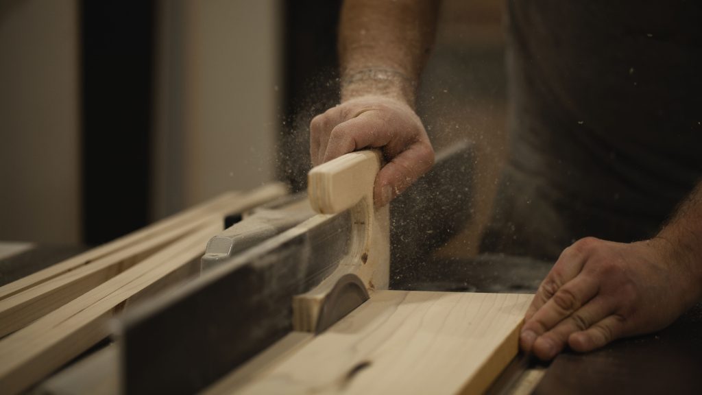 Le détail de la coupe de bois pour la construction d'une cuisine Ateliers Jacob