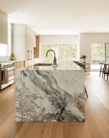 Îlot de quartz dans une cuisine d'Ateliers Jacob