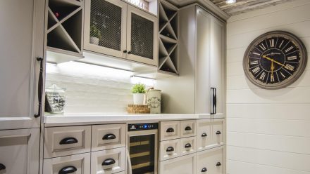 Un espace de rangement élégant pour les ustensiles de cuisine et la vaisselle.