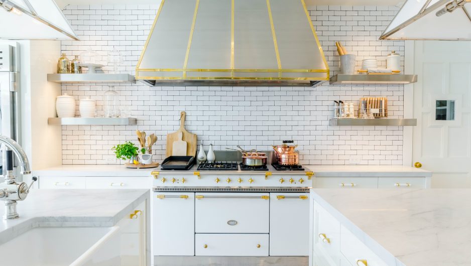 Cuisine épurée et lumineuse. Le dosseret est en carreaux de céramique blancs.