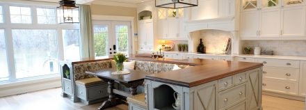 Kitchen with rustic colors and spacious central island.