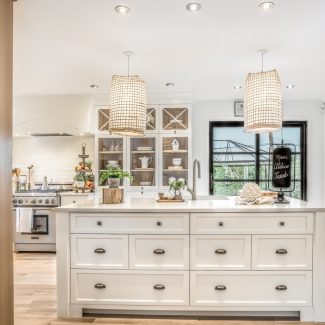 Kitchen design with central island in a rustic atmosphere.