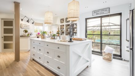 Cuisine champêtre dans un décor rustique et naturel.