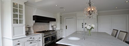 Kitchen fitted with a beautiful wooden central island and numerous storage spaces.