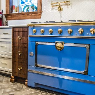 Classic kitchen with oak kitchen cabinets. An imposing blue oven is integrated into the set.