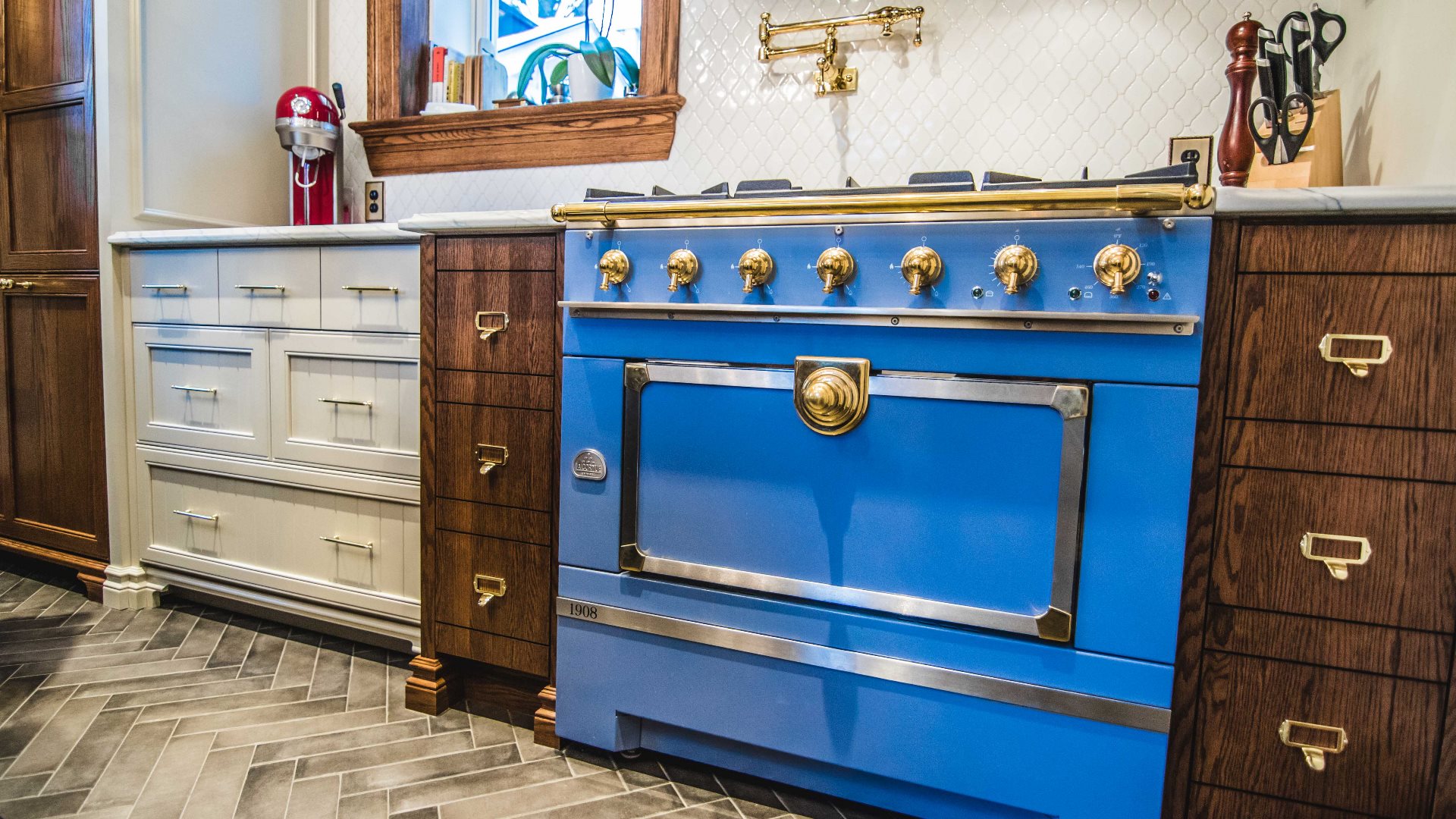 Classic kitchen with oak kitchen cabinets. An imposing blue oven is integrated into the set.