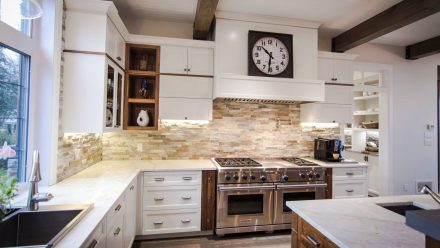 Kitchen with neutral tones, integrated drawers and open shelves to display your favorites.