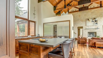 Contemporary Kitchen with central island and spacious worktop.