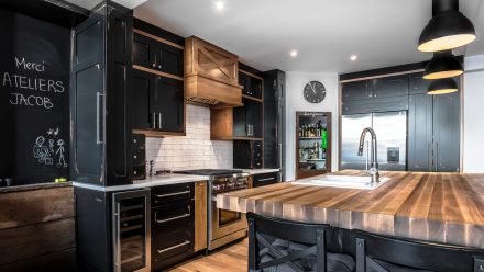 Modern Kitchen with central island and dark cabinets, designed by Ateliers Jacob for Mariloup Wolfe.