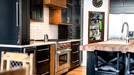 Modern Kitchen with warm and contrasting tones in a contemporary style.