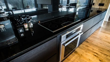 A beautiful kitchen with modern and streamlined furnishings.