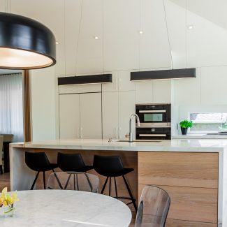Bright and spacious kitchen with central island and designer suspension.