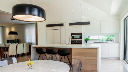 Bright and spacious kitchen with central island and designer suspension.