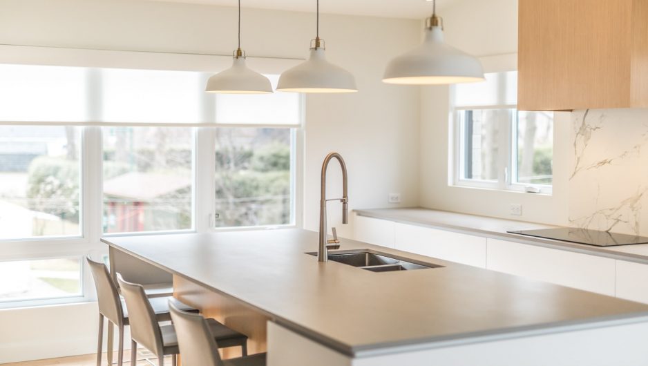 Cuisine moderne très épurée avec un large îlot central.