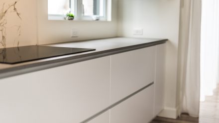 Furnished kitchen with a grey worktop in a modern interior.
