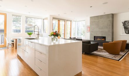 Spacious kitchen with soft and refined tones, featuring a large central island for preparing meals.