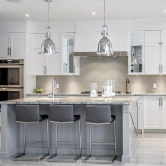 White kitchen with a dark gray island, ideal for a modern and sleek atmosphere.