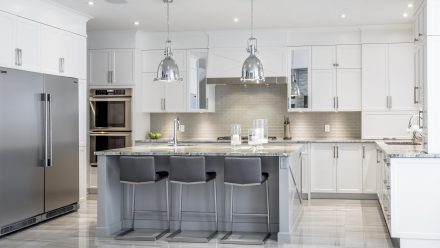 White kitchen with a dark gray island, ideal for a modern and sleek atmosphere.