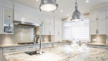 Kitchen with central island with a high-end and modern style.