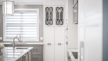 Elegant and refined Kitchen with a central island and functional worktop.