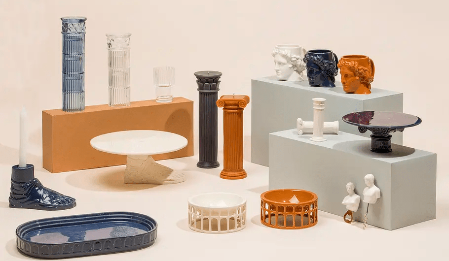 Quelques éléments de décoration antique disposés pour une séance photo : de la poterie, des minis statues ou encore des bougeoires