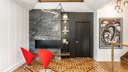 Design moderne de foyer mural encadré dans un mur gris.