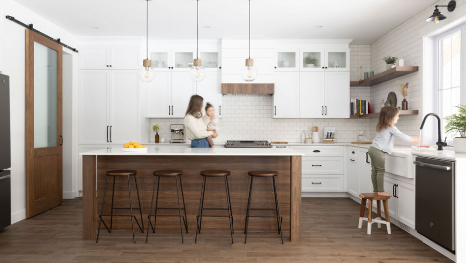 Une famille s'affaire en cuisine.