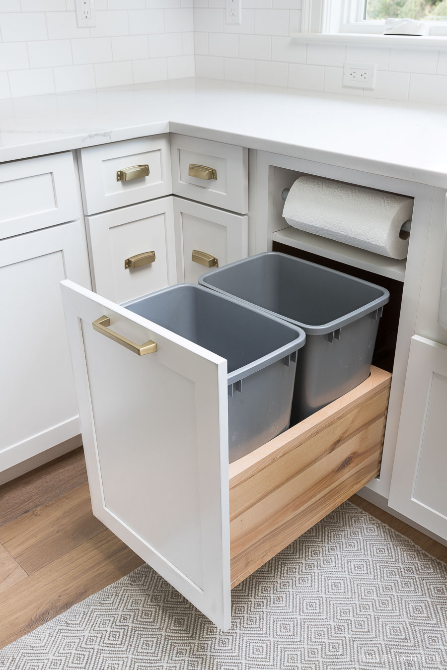 Poubelles intégrées dans une armoire de cuisine