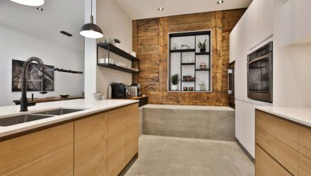The kitchen wall has been redesigned to integrate storage space.