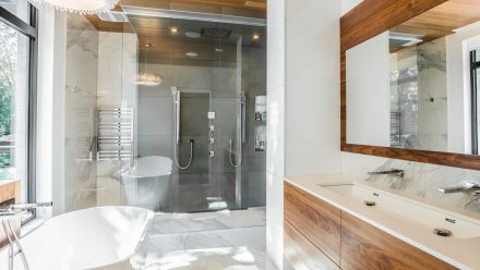 Design de salle de bain moderne avec double vasque et miroir lumineux.