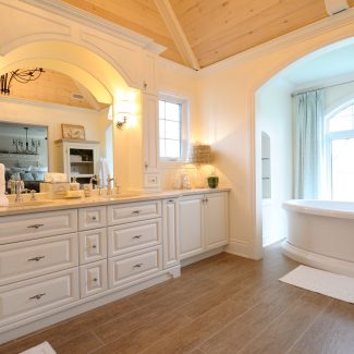 Intérieur rustique d'une magnifique salle de bain blanche.