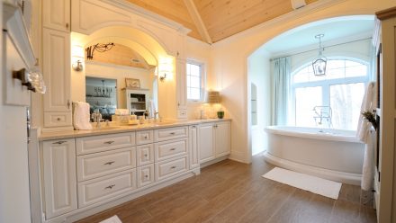 Intérieur rustique d'une magnifique salle de bain blanche.