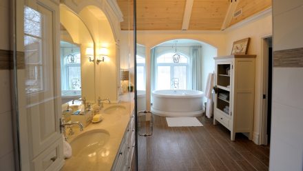 Décoration de salle de bain style campagnard avec baignoire autoportante.
