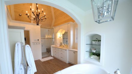 Design rustique et élégant pour une salle de bain confortable.