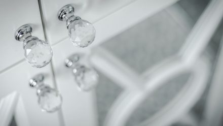 Aménagement de salle de bain élégante avec style classique.