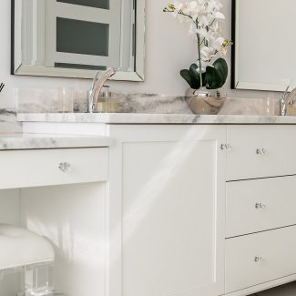 Aménagement de salle de bain avec ambiance classique et élégante.