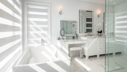 Meuble de rangement sous lavabo dans une élégante salle de bain blanche et grise.