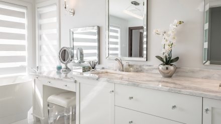 Salle de bain classique avec armoires blanches.