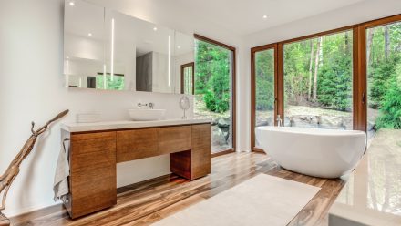 Salle de bain moderne avec baignoire et douche à l'italienne.