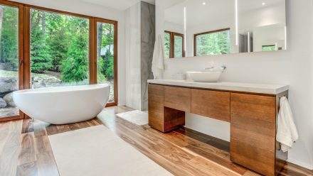 Salle de bain élégante et moderne avec baignoire et douche à l'italienne.