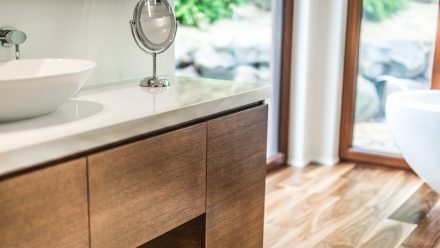 Belle salle de bain moderne avec douche à l'italienne et meuble-lavabo encastré.