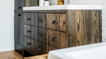 Décor luxueux et moderne dans une salle de bain des maîtres spacieuse.