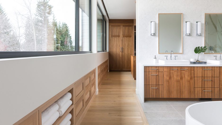 Luminous bathroom in wood