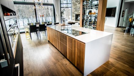 Modern kitchen with built-in cabinets and a white central island in a chic and elegant room.