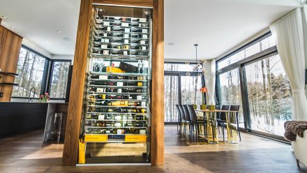 Modern Kitchen with a high-end central island and pantry in an open and bright space.