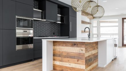 Modern and sleek Kitchen with a white worktop in a bright room.