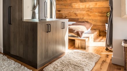 Open spacious dressing room with design elements and black metallic accents.