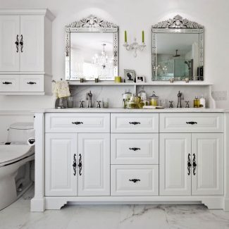 Salle de bain classique avec armoires blanches.