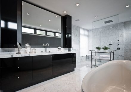 Salle de bain moderne avec armoires noires.