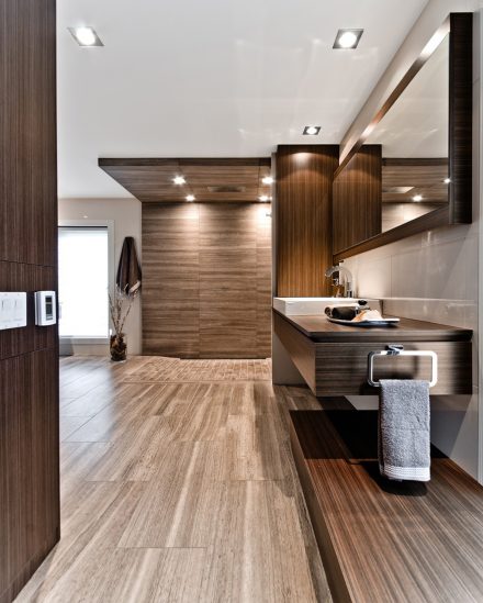 Design épuré d'une salle de bain contemporaine avec éclairage naturel.